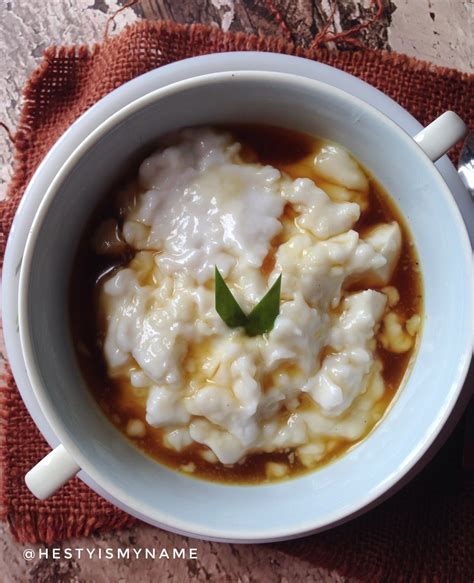 Bubur sumsum merupakan makanan sejenis bubur berwarna putih yang terbuat dari tepung beras yang disajikan bersama air gula merah. Resep Bubur sumsum