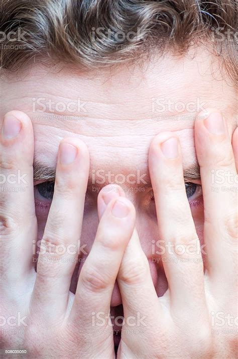 스트레스 겁먹은 남자 숨음 수원별 커버링 그의 얼굴 팜스 30 34세에 대한 스톡 사진 및 기타 이미지 30 34세 가리기 간통 Istock