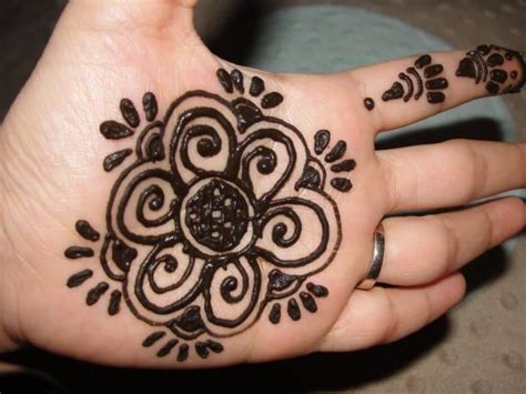 Maybe the 80s, 90s, or 2000s mehndi never goes off the fashion. 40 Simple And Easy Henna/Mehndi Designs For Beginners