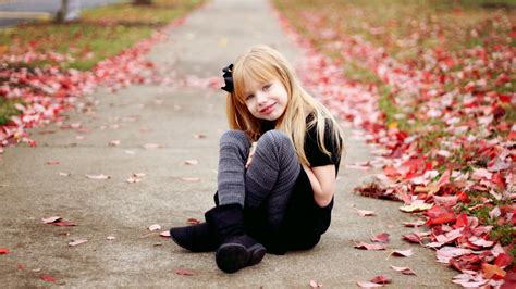 Autumn Leaves And Cute Girl Wallpapers 2560x1440 840431