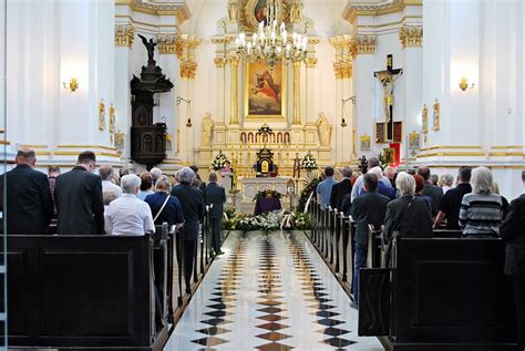 Catholic Funeral High Resolution Stock Photography And Images Alamy Riset