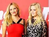 Прорывом для неё стала роль элль вудс в комедии «блондинка в законе». Reese Witherspoon and Daughter Ava Stun on Red Carpet: Pics