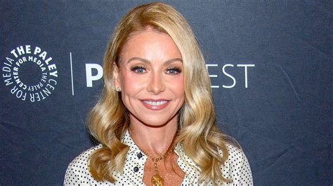 kelly ripa shares how she got into therapy at 40 i started sobbing abc news