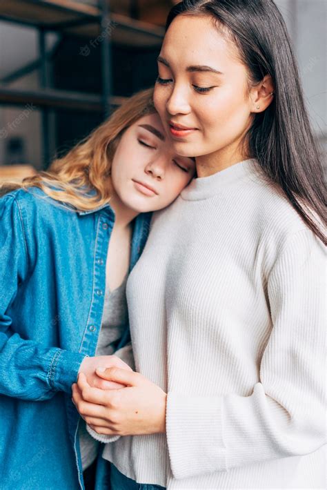 Pareja De Lesbianas Multirracial Abrazando Foto Gratis