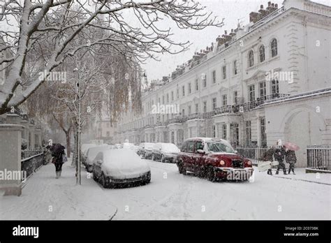 Snowy Street In South Kensington London England Uk Stock Photo Alamy