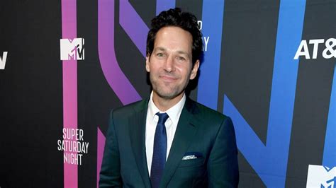 paul rudd hands out cookies to new yorkers waiting in early voting lines complex