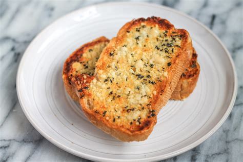 How To Make The Best Garlic Bread An Easy Garlic Bread Recipe