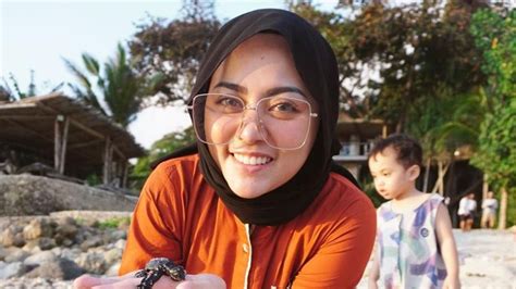 Hanya saja, rachel vennya terlihat begitu bahagia saat berada di sisi cowok yang diduga kekasih barunya. Sosok Rachel Vennya, Selebgram yang Diterpa Isu Cerai ...