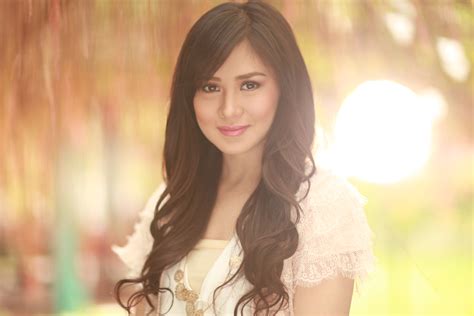 Check Out All The Beautiful Filipino Singles Online