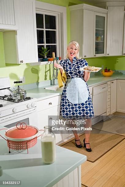 1960s Woman Wearing Apron In Kitchen Stockfotos En Beelden Getty Images