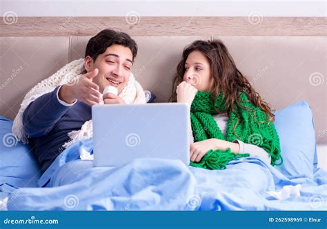 kranke ehefrau und ehemann im bett mit laptop stockbild bild von krankheit krankenhaus 262598969