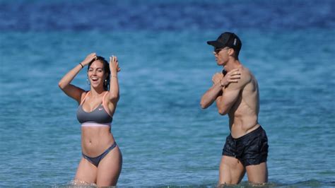 Cristiano Ronaldo Y Su Novia Presumen Cuerpazos En La Playa