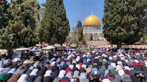 East Jerusalem Thousands Of Palestinians Pray At Temple Mount Amid