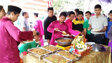 Hari raya happens to be the most awaited holiday in indonesia and on this day the entire country indulges in festivities. Populer 21+ Sambutan Hari Raya Aidilfitri, Warna Jilbab