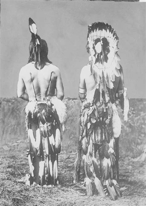Omaha Hethuska Dancers Wearing The Crow Feather Bustle 1907 Hommes Amérindiens Histoire