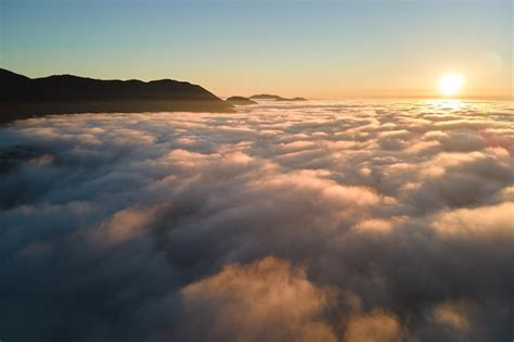 Vista Aérea Del Amanecer Colorido Sobre Niebla Densa Blanca Con Lejanas