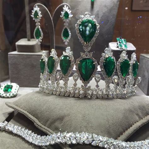 Emerald Diamond Tiara Convertible To A Necklace 18028 Carats Of High