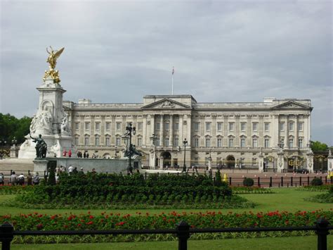 Buckingham palace is the official london residence of the sovereign, and was first what's inside buckingham palace? Buckingham Palace - Staedte-fotos.de