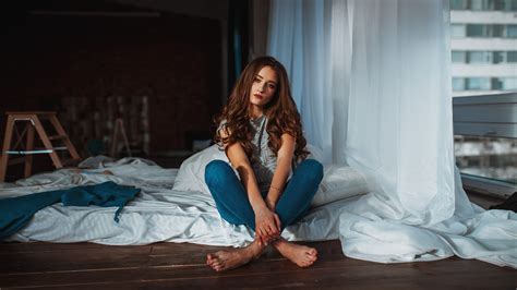 Wallpaper Women Brunette Grey Shirt Denim Jeans Barefoot