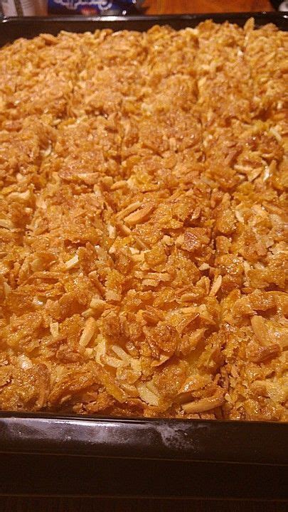 Die cornflakes zerbröseln und mit dem vanillezucker unter die erdnussmischung mengen, etwas von der geschmolzenen schokolade zugeben, grob untermengen und auf ein mit backpapier belegtes backblech geben, gut zusammendrücken und mit der restlichen geschmolzenen schokolade überziehen, trocknen lassen, in stücke schneiden und leicht gekühlt wie kuchen servieren. Cornflakes - Kuchen, ein schönes Rezept aus der Kategorie ...