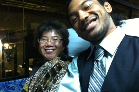 Video Ufc Lightweight Champion Ben Henderson And His Mom Mobbed In Korea