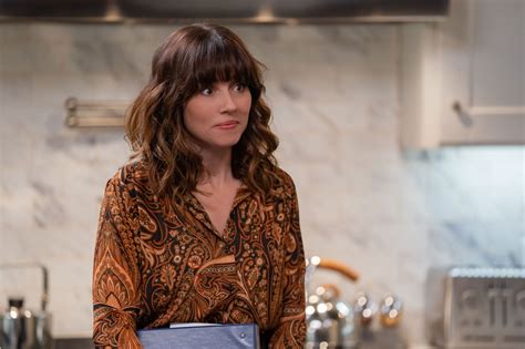 Linda Cardellini Explains How Dead To Me Justifies Judys Forgiveness