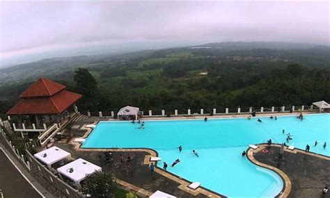 Wisata yang disuguhkan di kabupaten purwakarta ini sangatlah luar biasa memanjakan mata anda. 10 Foto Resort di Purwakarta Harga Murah Bagus Terbaik ...