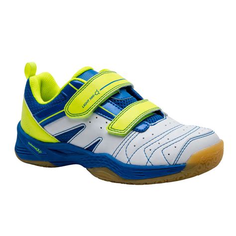 Although it may be played with larger teams, the most common forms of the game are singles (with one player per side) and doubles (with two players per side). PERFLY KID BADMINTON SHOES BS 560 LITE GREEN | Decathlon