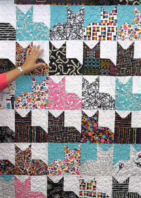 The quilt blocks for this project are extremely simple to make, so beginning quilters can stitch this one with ease. Pin on couture