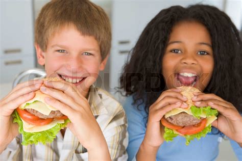 Jungen Und Mädchen Essen Gesund Burger Stock Bild Colourbox