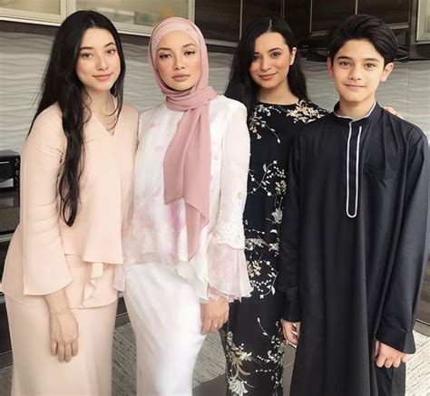 Noor neelofa has 4 siblings in her family: 5 Adik Beradik Selebriti Paling Popular Di Malaysia - Soya ...
