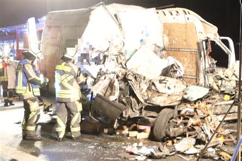 Horror Unfall Auf Autobahn Transporter Rast Auf A An Stauende In Lastwagen Zwei Menschen