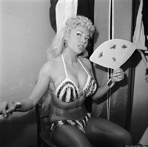 24 Amazing Photographs Of Burlesque Dancers In The 1950s