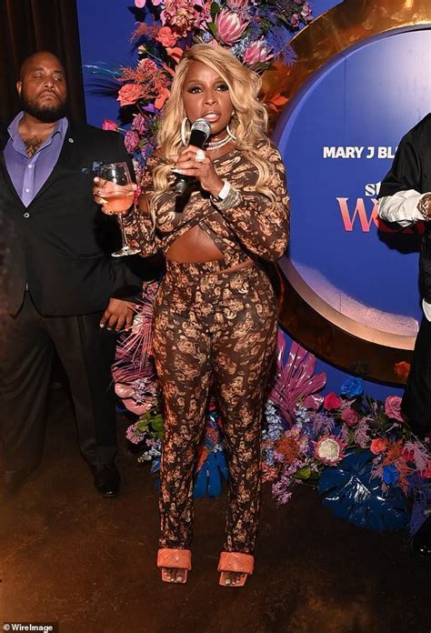 Mary J Blige Stuns In An Ab Flashing Ensemble As She S Honored With