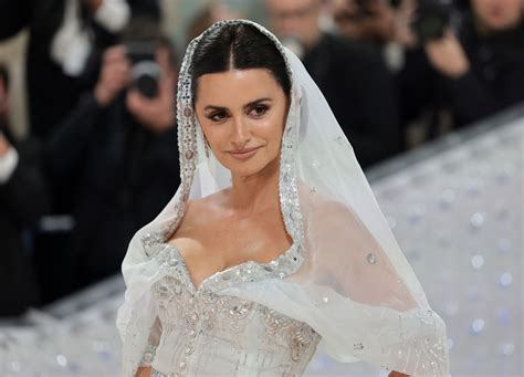 Penélope Cruz Dazzles With A Cape And Cleavage At The Met Gala 2023 Scnews