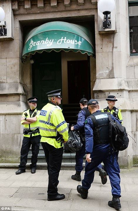 Police Raid Manchester City Centre Flat After Arena Attack Daily Mail Online