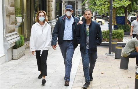 Είναι παντρεμένος με τη δάφνη λάλα και έχει δύο γιούς, το σπύρο και το στέφανο. Χαλαρή βόλτα στο Κολωνάκι για τον υπουργό εξωτερικών Νίκο ...