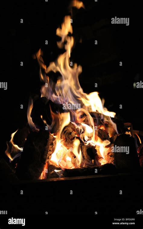 Log Fire At Night In A Fire Pit Big Flames Stock Photo Alamy
