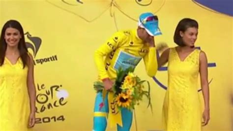 Tour De France 2014 Vincenzo Nibali Denied Kiss From Podium Girl