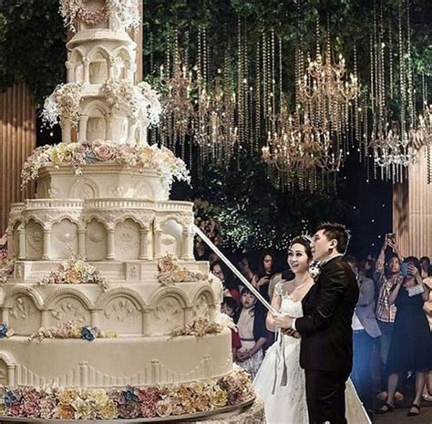 20 Over The Top Wedding Cakes That Are A Feast For The Eyes Huge Wedding Cakes Wedding Cake