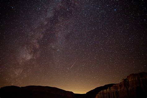 Observation Des étoiles Dans Le Désert Avec Un Astronome Au Départ Dayers Rock