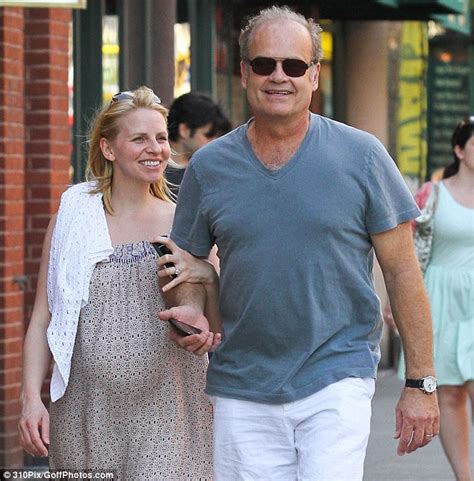 Kelsey Grammer And His Pregnant Wife Kayte Enjoy A Romantic Stroll In New York Daily Mail Online