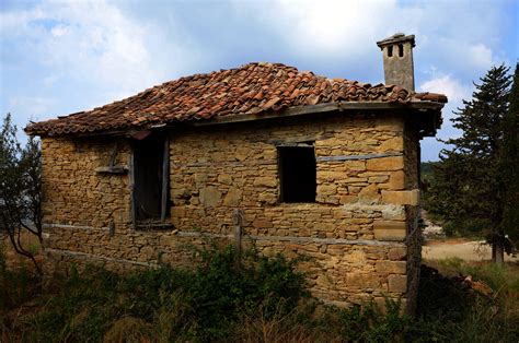 무료 이미지 록 건축물 농장 건물 늙은 마을 오두막집 시골집 갈라진 금 예배당 벽돌 오래된 집 농가
