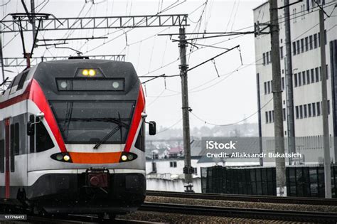 Un Treno Passeggeri Ad Alta Velocità Viaggia Lungo Le Linee Ferroviarie