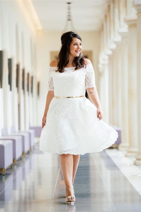 Ausgeprägte weibliche kurven sind kein grund, auf ein wunderschönes brautkleid zu verzichten. Brautkleider große Größen | Brautkleid kurz, Brautkleid ...