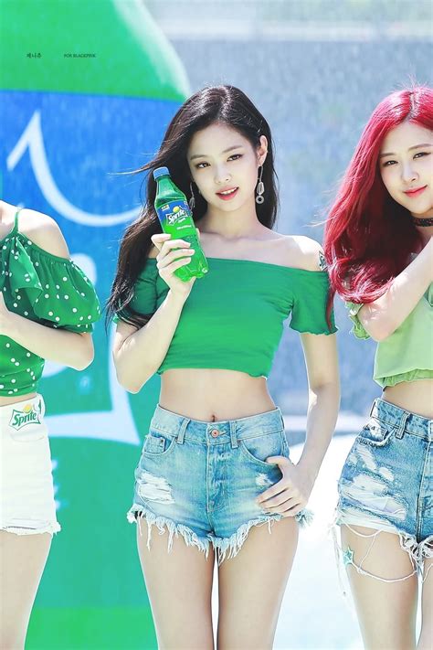 Kim Jennie Jennie And Rosé South Korean Girls Korean Girl Groups