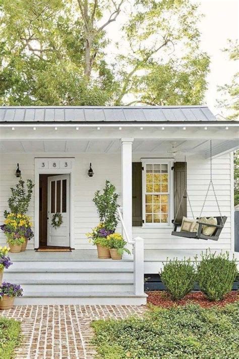 36 Catchy Farmhouse Front Porch Decor Ideas For This Season House