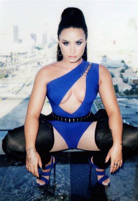 Demi Lovato Vma 2017 Outfit Sexy Instagram Pics See Her Go Braless