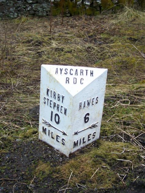 Milepost Near Garsdale Head © Maigheach Gheal Cc By Sa20 Geograph