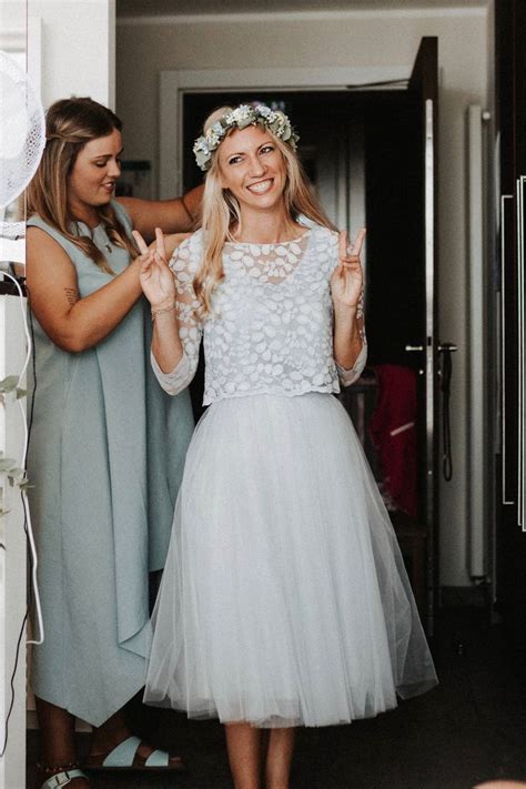 Muss es im standesamt ein kurzes hochzeitskleid sein? Kurzes Brautkleid mit Tüllrock und Spitzentop in Blau ...